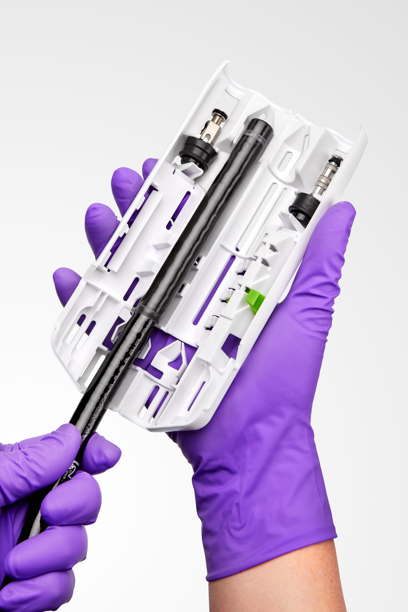 //www.wassenburgmedical.com/be-fr/wp-content/uploads/sites/9/2021/02/170518-Wassenburg-Endofender-Open_ventielen_endoscoop_hand.jpg